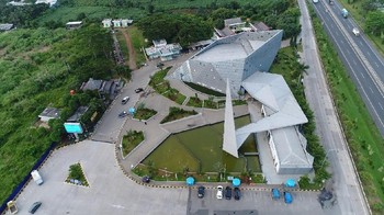 Masjid Al Safar. Masjid ini sempat bikin heboh dituding sebagai simbol iluminati karena bentuk bangunannya berupa segitiga. Masjid ini berlokasi di kawasan Rest Area Tol Cipularang KM 88. Tak banyak yang tahu, masjid ini masuk dalam nominasi arsitektur terbaik dari Abdullatif Al Fozan Award 2019 dari Arab Saudi. Foto: Dok. Jasa Marga