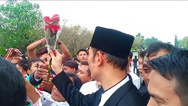 AHY menerima bunga pemberian warga.