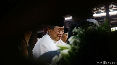 Momen Jenazah Ani Yudhoyono Disemayamkan, SBY Tak Kuasa Menahan Air Mata