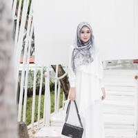 Gaya desainer Dian Pelangi juga dapat jadi inspirasi. Dian mengenakan terusan dengan aksen ruffle yang dipadukan dengan celana pallazo serba putih. Untuk kesan yang tetap calm, pilih hijab dan aksesori dengan warna monokrom saja. Foto: Instagram