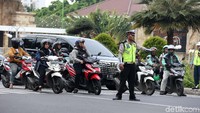 Polisi mengatur lalu lintas di kawasan Taman Makam Pahlawan, Kalibata, Jaksel.