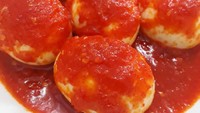 Sajian telur rebus paling populer, telur balado, dipadukan dengan sambal yang digerus halus. Pedas gurih rasanya. Foto : Instagram @yuliana_aching