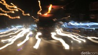 Peningkatan volume kendaraan di jalan tersebut terjadi selepas azan magrib hingga dinihari. 