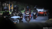 Meski sedang dilakukan pengalihan arus, jalur Limbangan masih dapat digunakan untuk kendaraan angkutan, bus dan sepeda motor.