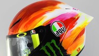 Di helm tersebut terdapat sebuah inisial yang mengingatkan The Doctor pada kerabat dekatnya Bryan Toccaceli. Foto: Screenshot Instagram MotoGP