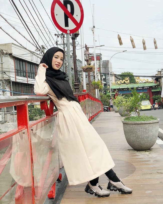 Sebagian dari Anda mungkin lebih suka tampil lebih kasual di Hari Lebaran. Jika begitu, dress seperti yang dikenakan Chacha Frederica ini dapat jadi opsinya. Anda yang ingin tampil lebih tertutup dapat memadukannya dengan legging seperti Chacha. Foto: Instagram