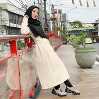 Sebagian dari Anda mungkin lebih suka tampil lebih kasual di Hari Lebaran. Jika begitu, dress seperti yang dikenakan Chacha Frederica ini dapat jadi opsinya. Anda yang ingin tampil lebih tertutup dapat memadukannya dengan legging seperti Chacha. Foto: Instagram