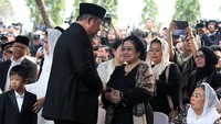 Setelah berjabat tangan dan berbincang singkat dengan Megawati, SBY kembali melanjutkan menyapa sejumlah tokoh yang hadir di pemakaman Ani Yudhoyono.