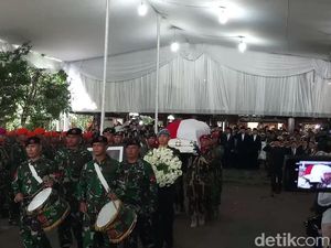 Dilepas Secara Militer, Jenazah Ani Yudhoyono Dibawa ke TMP Kalibata