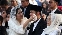Annisa Pohan juga berusaha menguatkan suaminya.