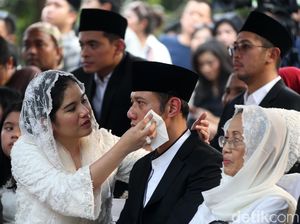Annisa Pohan Posting Ucapan Kangen saat Bu Ani Masih Dirawat