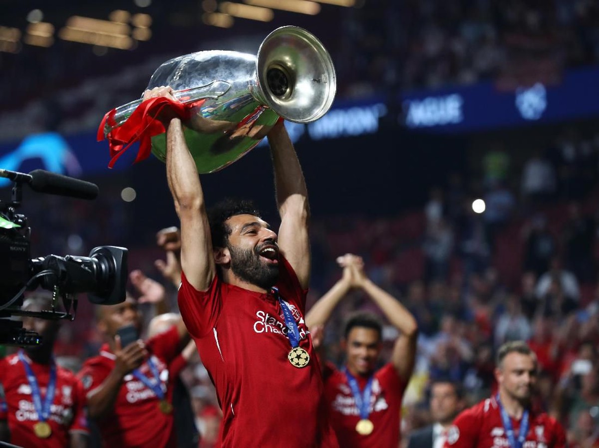 Mohamed Salah tahun ini bisa tersenyum sambil mengangkat Piala di final Liga Champions (Clive Rose/Getty Images)