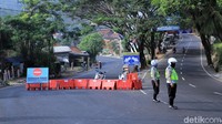 Pengalihan arus lalu lintas diakibatkan terjadi kemacetan di Pasar Limbangan.