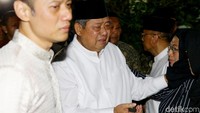 Presiden Republik Indonesia ke-6 Susilo Bambang Yudhoyono yang juga suami dari mendiang tampak terus menangis saat jenazah tiba di rumah duka.