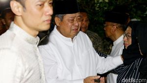 Tangis dan Haru Sambut Kedatangan Jenazah Ani Yudhoyono di Cikeas