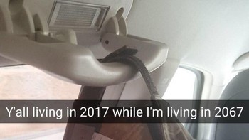 Biar gak pegel, pakai topi supaya bisa nonton di ponsel. (Foto: Brightside)