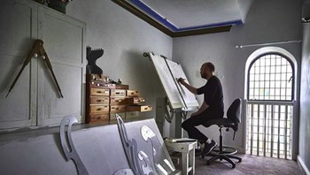 Begini Nathan melukis di studio kerjanya. (Foto: Instagram/nathan_walsh_artist)