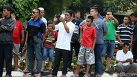 Warga berkumpul di pinggir jalan di seberang TMP Kalibata.