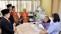 SBY pernah sakit karena kelelahan pada 2018 lalu dan dirawat di RSPAD. Kala itu, Ani Yudhoyono setia mendampingi di samping ranjang rumah sakit (Instagram)