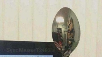 Pakai sendok biar tahu siapa yang ada di belakang kita. (Foto: Brightside)