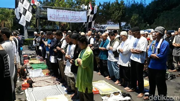 Peserta aksi salat jamaah di depan Mapolresta Surakarta. 