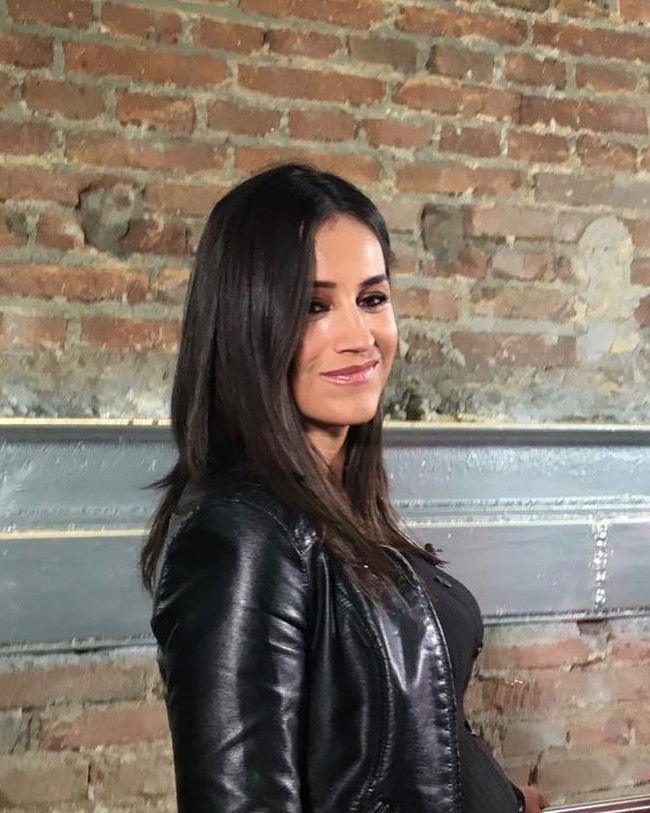 Selain sama-sama baru melahirkan, Begona Villacis dan Meghan Markle memang punya kemiripan fisik. Keduanya punya bentuk wajah, senyum, warna kulit, dan gaya rambut serupa. Foto: Instagram @begonavillacis