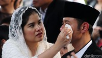 Annisa Pohan mengusap air mata yang sempat membasahi pipi AHY.