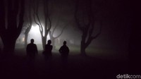 Ketika kabut turun kamu bisa mendapatkan suasana malam yang agak mistis. Mulai 1 Juni sudah diterapkan tiket lebaran seharga Rp 25.000. Dan di hari H lebaran, bisa dikunjungi mulai pukul 12.00 WIB (Arbi Anugrah/detikcom)