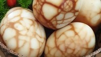 Telur pindang atau telur retak seribu yang direbus dengan kulit bawang merah. Rasanya makin kenyal dan gurih enak. Foto : Instagram @laksita_suprayit