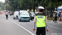 Saat ini kendaraan masih bisa melintas di depan TMP Kalibata.