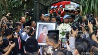Saat ini jenazah masih disemayamkan di kediaman SBY di Cikeas, Bogor. Rencananya, jenazah Ani akan dimakamkan di TMP Kalibata sekitar pukul 15.00 WIB.
