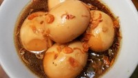 Telur juga enak dan praktis dibikin semur. Tambahan tomat bikin kuahnya jadi manis segar dan enak. Foto : Instagram @penghuni_pawon