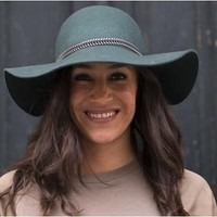 Begoña Villacis adalah seorang politisi asal Spanyol yang jadi perbincangan karena kemiripannya dengan Meghan Markle. Banyak orang mengatakan jika wajah keduanya sangat mirip terutama setelah mereka melahirkan. Foto: Instagram @begonavillacis