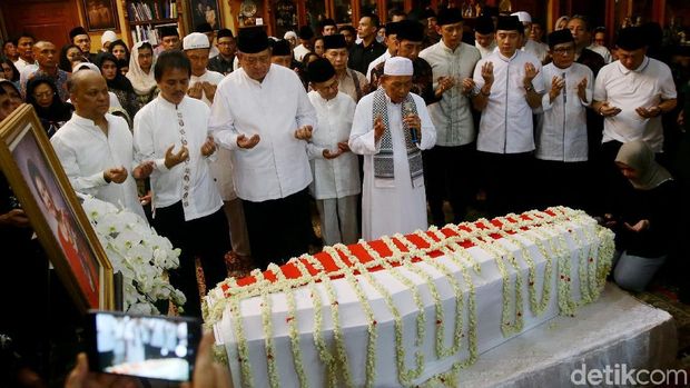 Nama Tengah Anak Eko Patrio Pemberian Ibu Ani Yudhoyono 