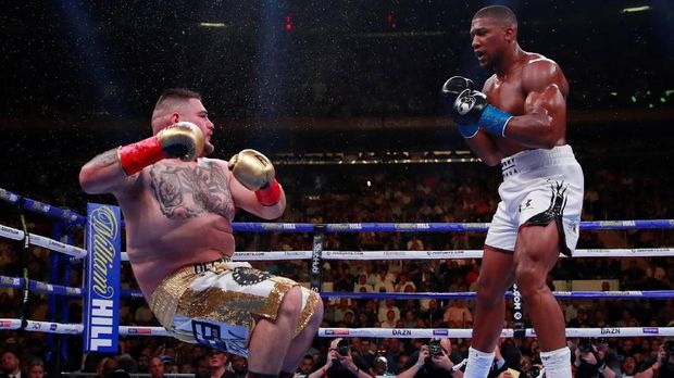 Andy Ruiz sempat terjatuh di ronde ketiga saat melawan Anthony Joshua.