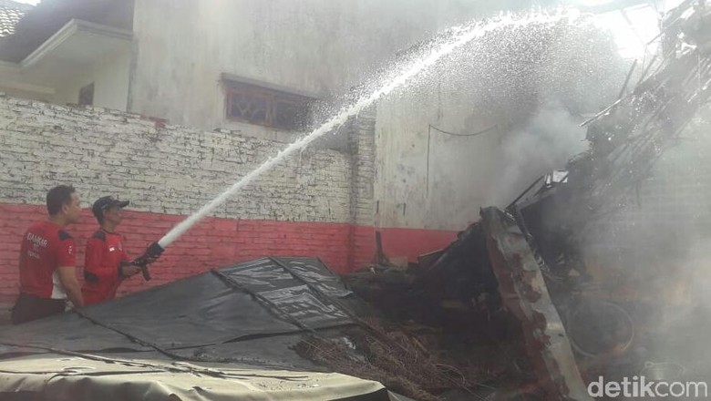 Bakar Tumpukan Sampah, Sebuah Rumah di Situbondo Hangus Terbakar Bakar Tumpukan Sampah, Sebuah Rumah di Situbondo Hangus Terbakar