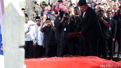 Detik-detik Pemakaman Ani Yudhoyono di TMP Kalibata