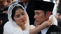 Annisa Pohan juga menyeka keringat suaminya tersebut.
