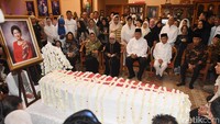 SBY langsung menyambut hangat dengan pelukan kepada kedua kepala negara Indonesia itu dan mempersilahkan duduk disamping SBY.