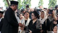 Momen Megawati-SBY Bersalaman Di Pemakaman BJ Habibie