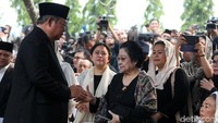 Dalam catatan detikcom yang dirangkum Minggu (2/6/2019), SBY dan Megawati beberapa kali bersalaman. Ketum Partai Demokrat dan Ketum PDI Perjuangan itu beberapa kali bertukar jabat tangan di tahun yang berbeda. (Foto: Rengga Sancaya)