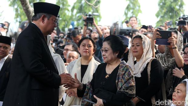 SBY dan Megawati Bersalaman di Pemakaman Ani Yudhoyono / 