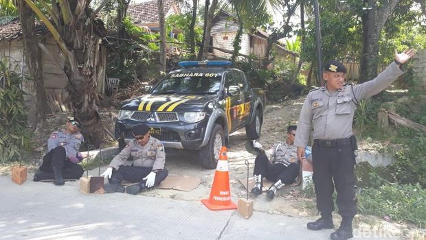 Polisi istirahat usai mendorong kendaraan warga/