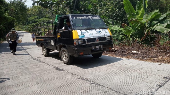 Polisi dorong kendaraan di tanjakan