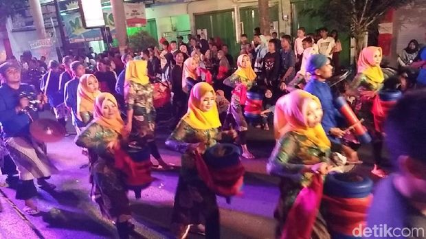 Tong-tong Klek, tradisi bangunkan sahur di Rembang.