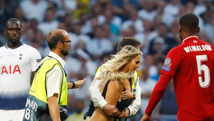 Penyusup lapangan di final Liga Champions. (Foto: Kai Pfaffenbach/Reuters) Penyusup lapangan di final Liga Champions. (Foto: Kai Pfaffenbach/Reuters)