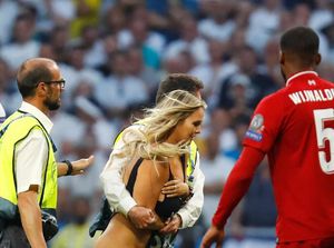 Penyusup Seksi di Final Liga Champions Bikin Netizen Kepo