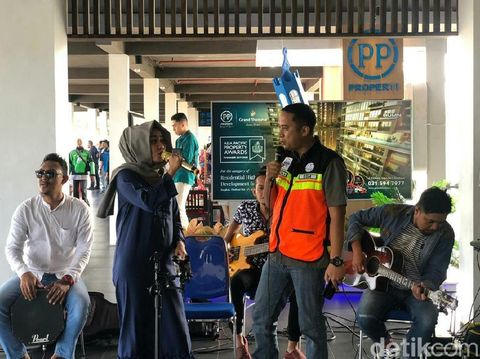 Hiburan akustik di Bandara Banyuwangi/