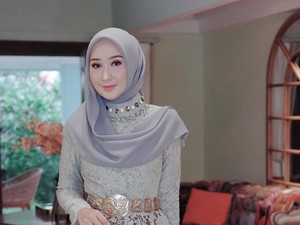8 Gaya Hijab Simpel untuk Lebaran ala Dian Pelangi hingga Natasha Rizky