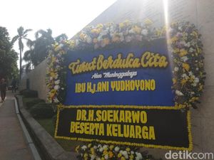 Karangan Bunga untuk Ani Yudhoyono Berderet di Taman Makam Pahlawan